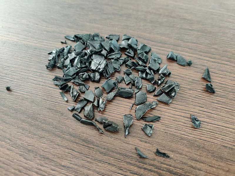 Jednohriadeľový drvič plastov so štandardným podávacím zásobníkom